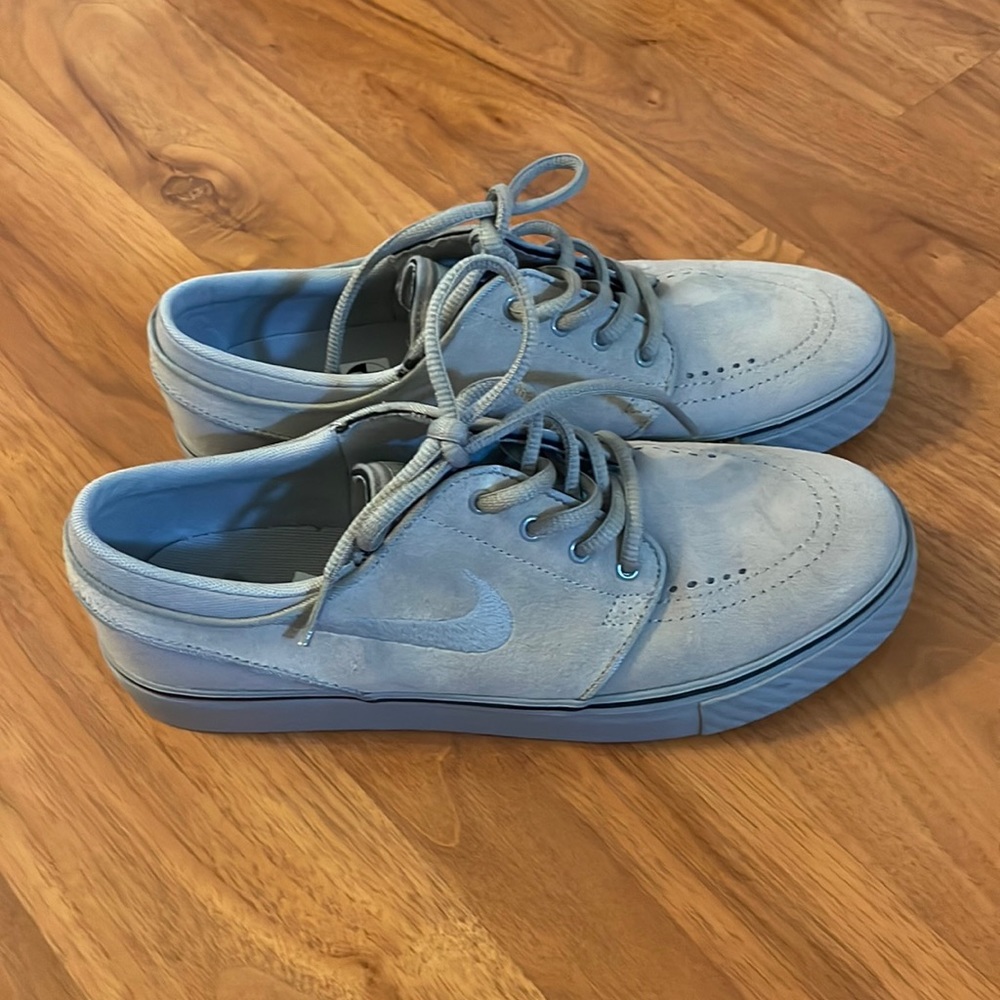NIKE brand new gray suede SB